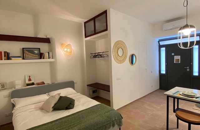 Typical Neapolitan lodging a stone's throw from Piazza del Plebiscito