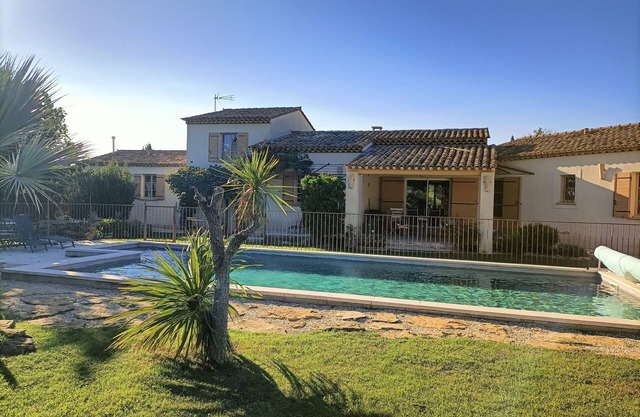 TYPICAL PROVENCAL house 2 bedrooms closed GORDES ROUSSILLON, SWIMMING POOL, private GARDEN