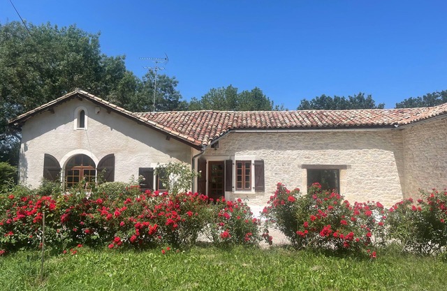 Typical South West countryside house set in a park, 2 terraces.