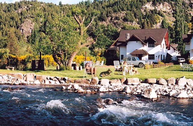 Tyrolean Style Cabins - Backyard With Stream - Near To Downtown