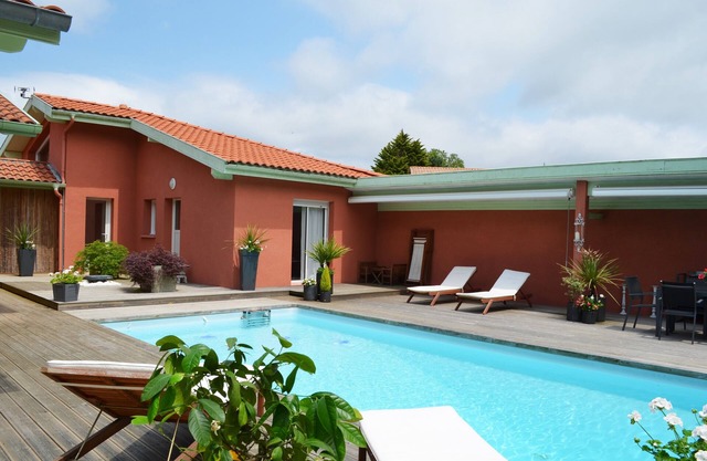 Tyrossaise villa with heated pool near ocean