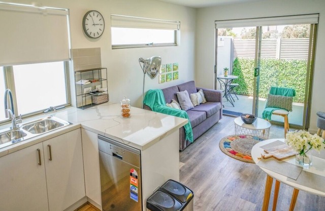 U201 Brunswick Living Top flor Balcony Close to APT n CBD FreeWifi Tram Doorstep