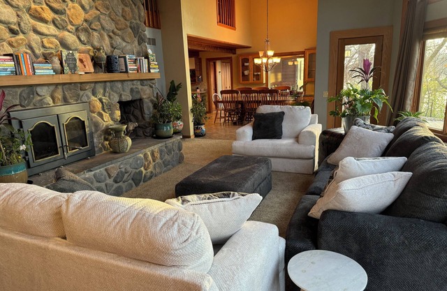 Ugly Duckling Lodge - Swan Lake Retreat