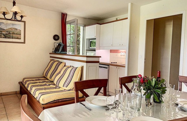 UHART-CIZE, apartment for 4, residence with pool