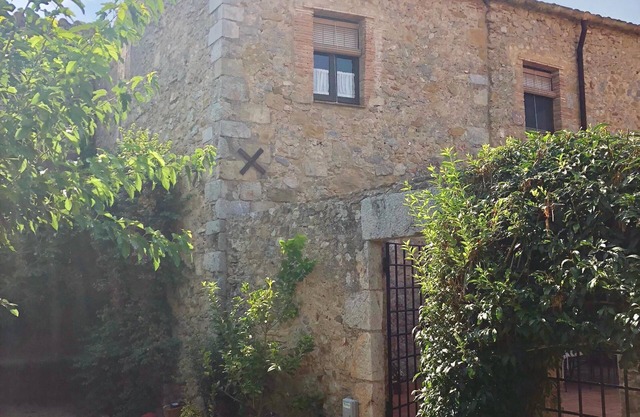 Ulla, Alt Emporda: Holiday home in a small, quiet historic village.