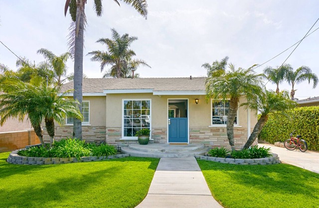 Ultimate beach bungalow w/huge yard - 1 block to beach