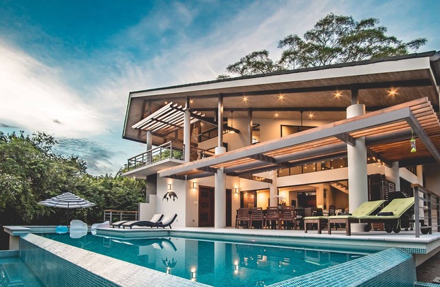 Ultimate Group Getaway: Huge modern home on private lot 5 min drive from Samara.