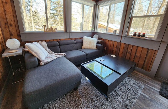 Ultimate vacation lodge in cottage country, short walk to sandy beach