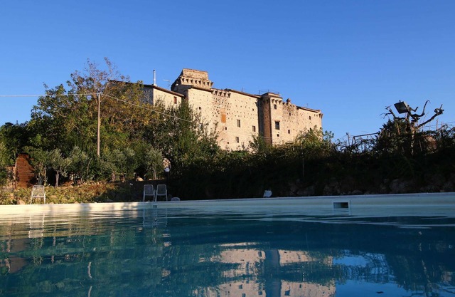 Umbria's Poolside Charm