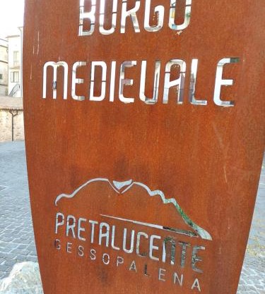 UNA CASA DEL BORGO MEDIEVALE a HOUSE IN MEDIEVAL VILLAGE