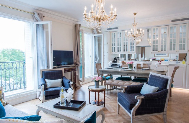 Unbelievable Home Away from Home with Balcony and Eiffel View