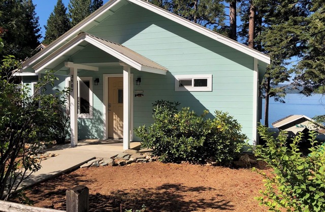 Uncle Johnnie's Lakefront Fishing Cabin