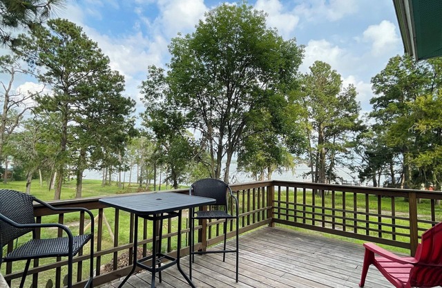 Under the Pines on Lake Livingston- BEAUTIFUL WATER VIEW!