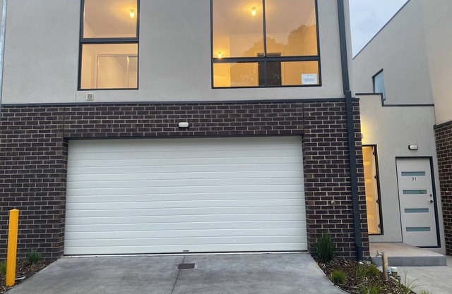 Unfurnished-2 Story 3 Bedroom House- 30min to Melbourne international Airport