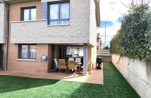 Unifamiliar con jardín, piscina, tenis y pádel