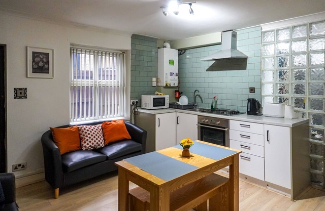 Unique 2-bed Cottage Flat in Headingley, Near Universities and Shops, Ground