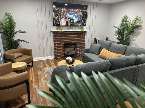 Unique 3Bd 2Ba GAME ROOM mins to Downtown