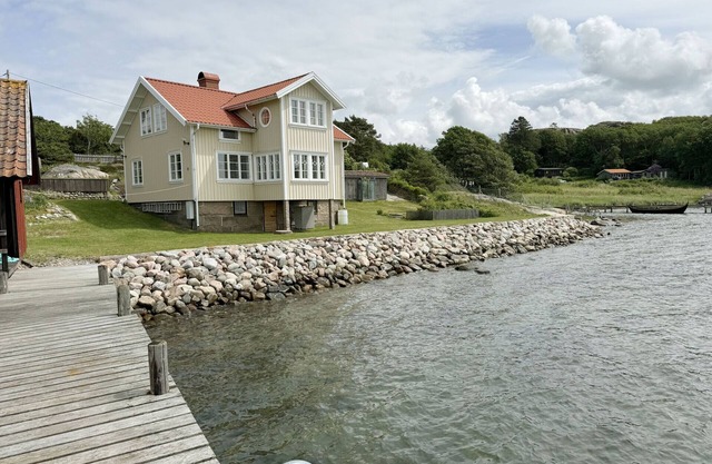 Unique beach villa with own jetty in Hamburgsund | SE09068