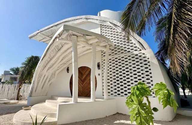 Unique Beachfront Casa Kyma, Pool, BBQ, Private Beach, San Crisanto, Yucatan