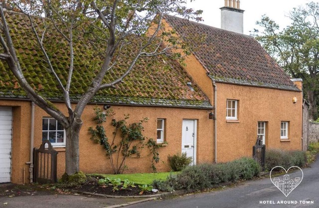 Unique cosy cottage with stunning gardens & private front door