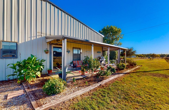 Unique cottage by airstrip for private planes - herb garden, dog-friendly
