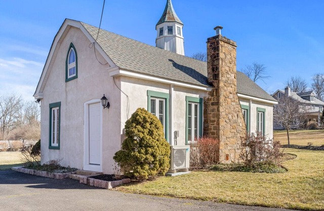 Unique & Cozy Carriage House ~ Queen Beds ~ Patio!
