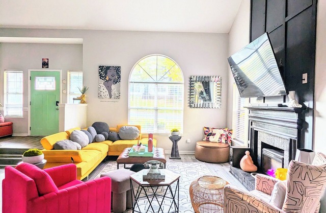 Unique Glamping Artsy Home Charlotte Outdoor Theater Firepit 12 min Downtown