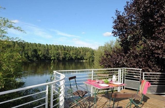 UNIQUE house directly on the banks of the Loire