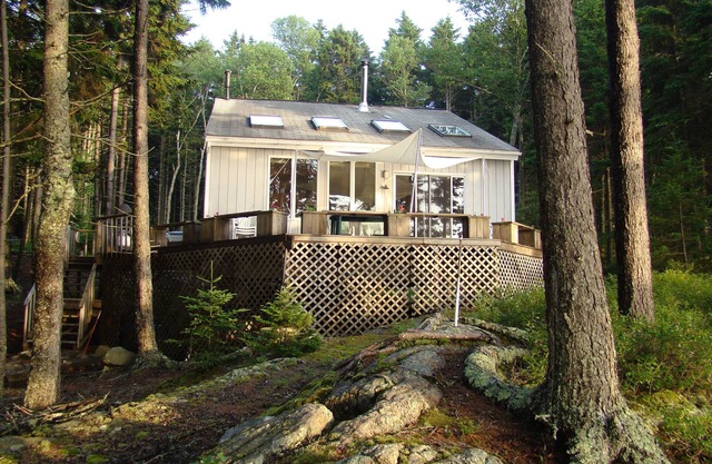 Unique ISLAND Living off the grid -Waterfront cottage