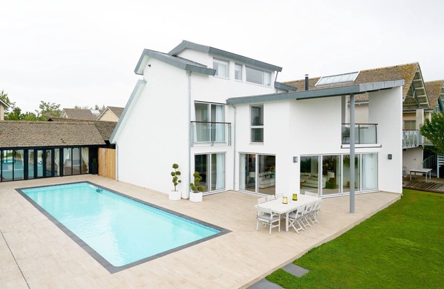 Unique lakeside property with private outdoor pool, hot tub & exclusive mooring.