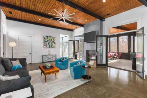 Unique Modern Ranch w Year Round Pool and Hot Tub