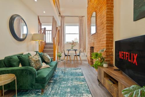 Unique Rooftop Retreat - City View - Sleeps 4