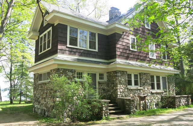 Unique & Spacious 5-bedroom on Sandy Shores of of Elk Lake