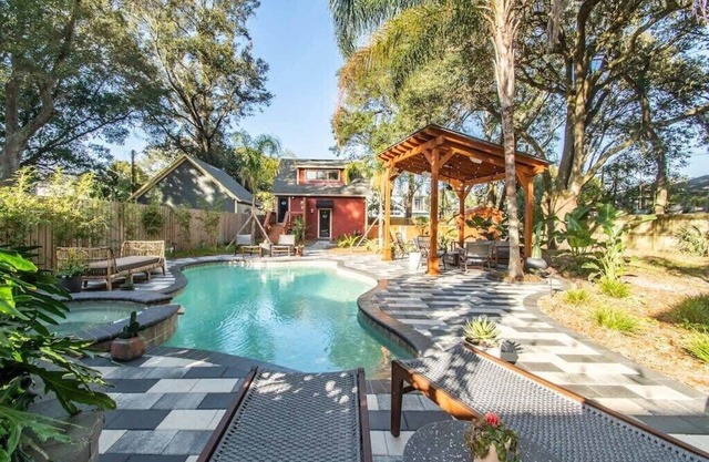 Unique studio w/pool, spa & gardens near downtown