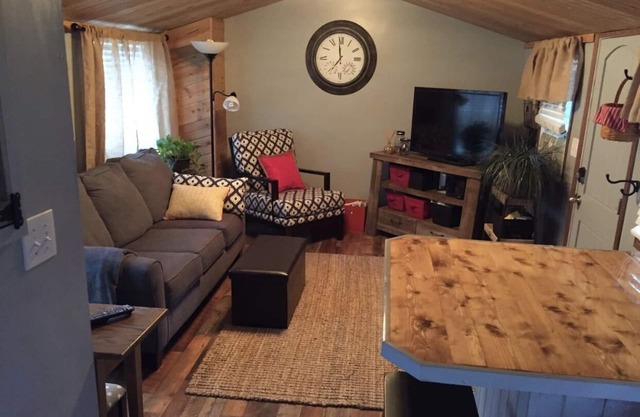 Unique tiny house in the heart of BG!