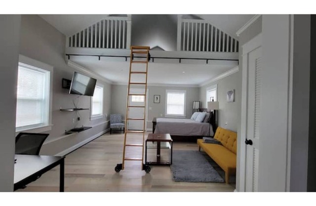 Unique Tiny House Studio [With Chickens] Near I-95, FDA, DC, VA