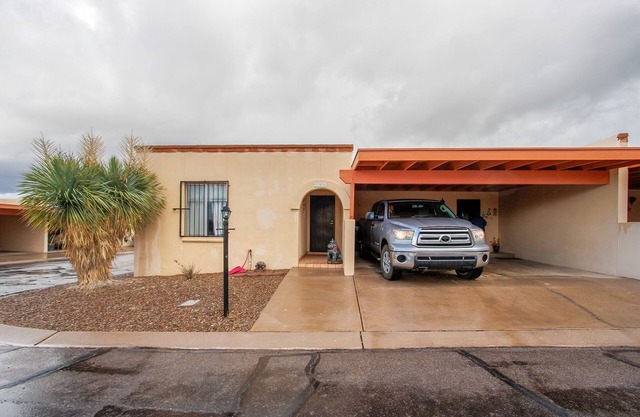 Unique Townhome on Tucson's Scenic NE side located near work & fun places.