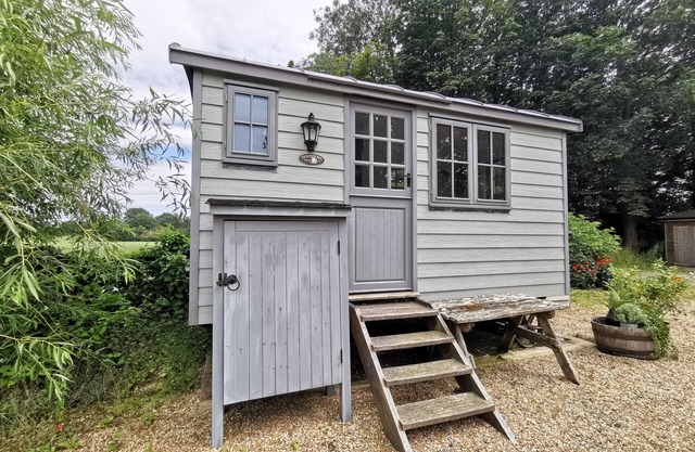 Unique, tranquil retreat in fabulous grounds with own garden & pond. Nr Goodwood