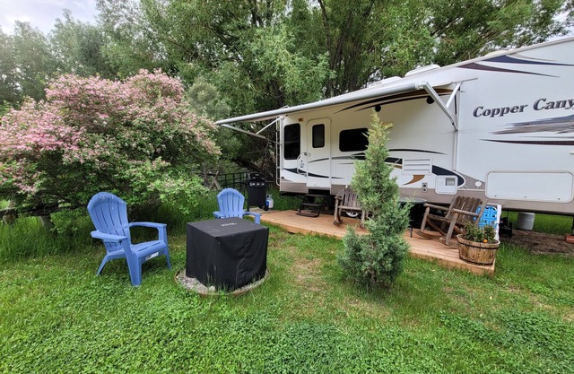 Unique Yellowstone Camping Glamping Getaway. RV on Solo Sight w/Full Hookups