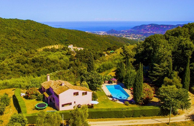 Uniquely situated villa with pool and stunning sea views near Cannes