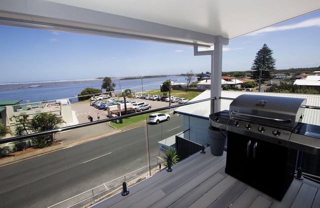 UNIT 2 OPPOSITE BEACH, RIVER ,HOTEL,CLUB,WALKING DISTANCE TO ALL VENUES ETC.n