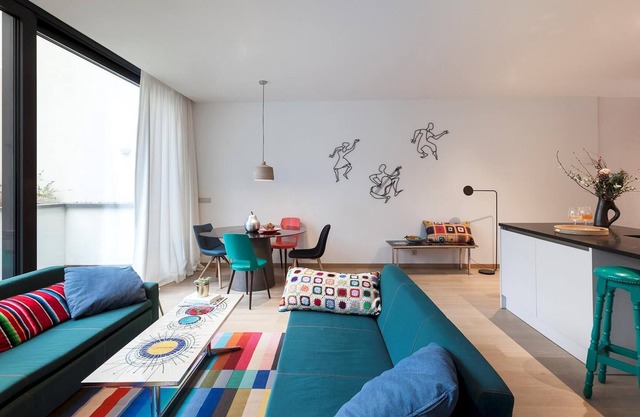 Unit 6 - Colorful Smart Home Triplex Private Garden & Parking