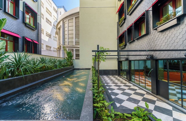 Unit with Aliados Views Near Igreja do Carmo and Douro River Ferry! Onsite Pool!