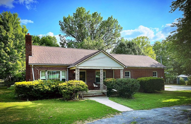 University campus vacation home - with massage chair and game room!