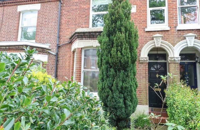 UNTHANK COTTAGE, pet friendly, character holiday cottage in Norwich