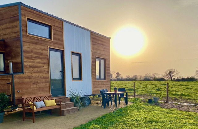 Unusual accommodation between the Gulf of Morbihan and the Ocean