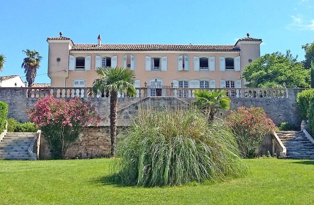 UNUSUAL: Family castle with pool for 25 people! 30 € / day / per