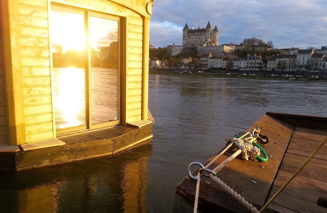 UNUSUAL GORGEOUS TRADITIONAL BOAT FACING THE CHATEAU DE SAUMUR