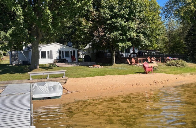 Unwind at the Stunning Fischer's Getaway Lakefront Cottage!