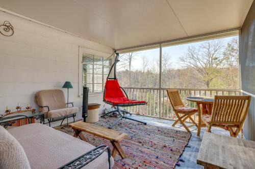 Unwind Fireside and Walk to Dtwn! Tyron Retreat